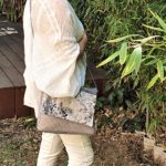 Sac bandouliere gris Kate en mouvement 150x150 - Sac bandoulière gris KATE
