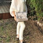 Sac bandouliere gris Kate porte 150x150 - Sac bandoulière gris KATE