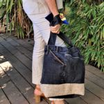Sac en jean noir et beige Kalinka porte 150x150 - Sac en jean noir et beige KALINKA